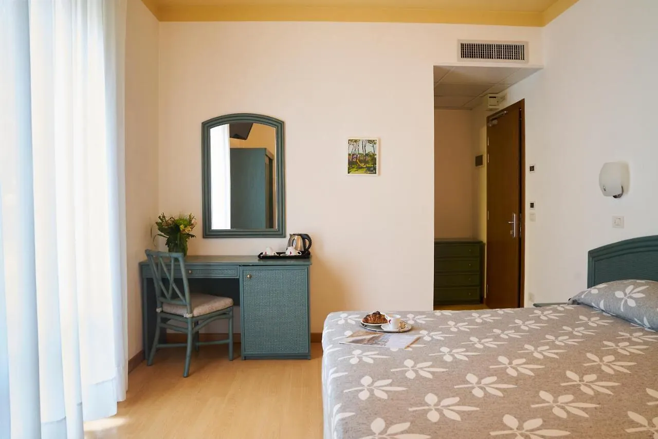 Aparthotel La Pineta Lido di Jesolo 4*,